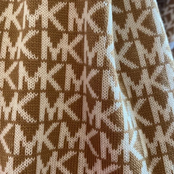 NWT Michael Michael Kors gorgeous scarf. So pretty and classic! - Picture 10 of 12